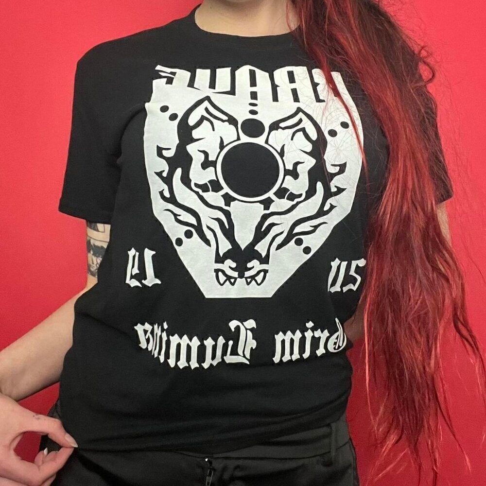 Gildan / Black and white graphic tee shirt with sliced up back 🤍🖤